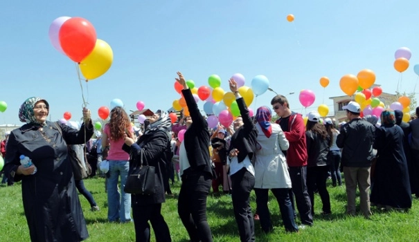 Çocuklar gökyüzüne yüzlerce balon bıraktı