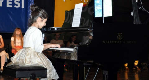 Bursa'da 800 çocukla piyano resitali