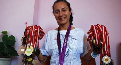 Aslı Çakır Alptekin'den ödülleri geri istendi