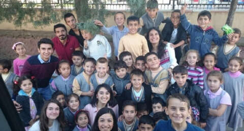 Üniversitelilerden ilkokul öğrencilerine yardım