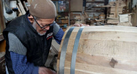 Meşe fıçılarını dekoratif malzemeye dönüştürüyor