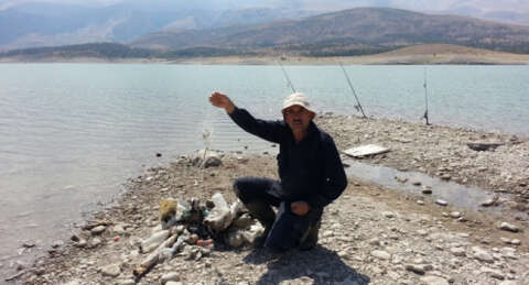 İvriz Barajı'nda su azalınca çöpler ortaya çıktı