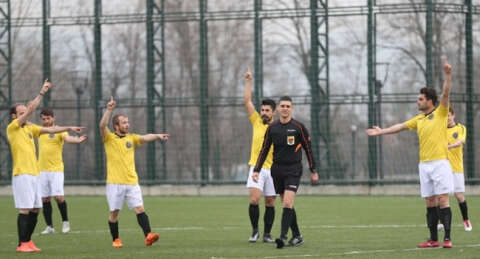 Protesto edilen hakem maçı ilk dakikada bitirdi