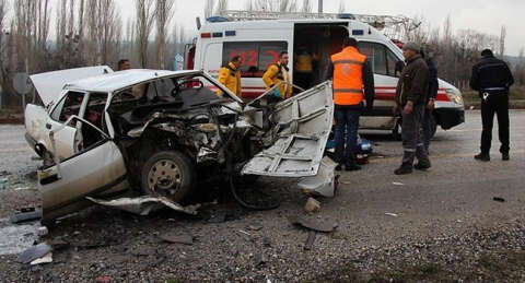 Kütahya'da işçi servisi kaza yaptı: 1 ölü, 13 yaralı