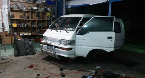 Tamir etmeye çalıştığı aracın altında kaldı