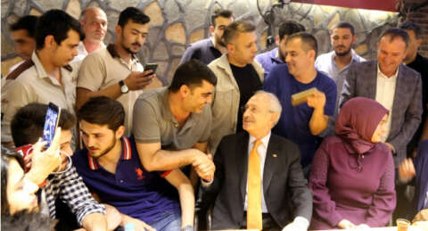 Kılıçdaroğlu Görükle'de gençlerle kafeye takıldı!
