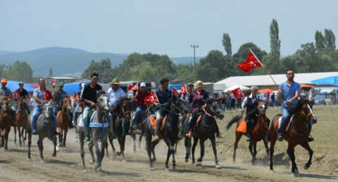 Rahvan atlar 15 Temmuz anısına koştu