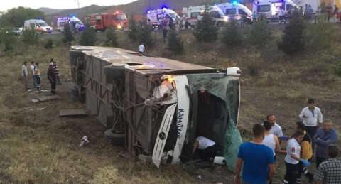 Yolcu otobüsü ineğe çarpıp devrildi: 4 ölü
