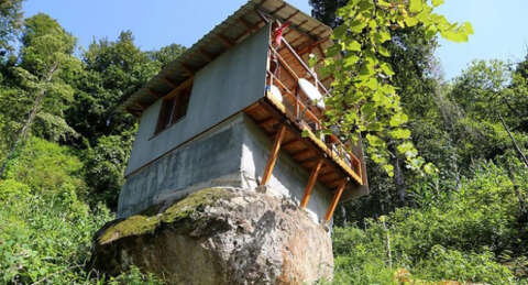 16 metrekarelik kayanın üzerine ev yaptı