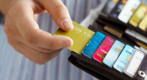 Her cüzdanda 2 kredi, 4 banka kartı var
