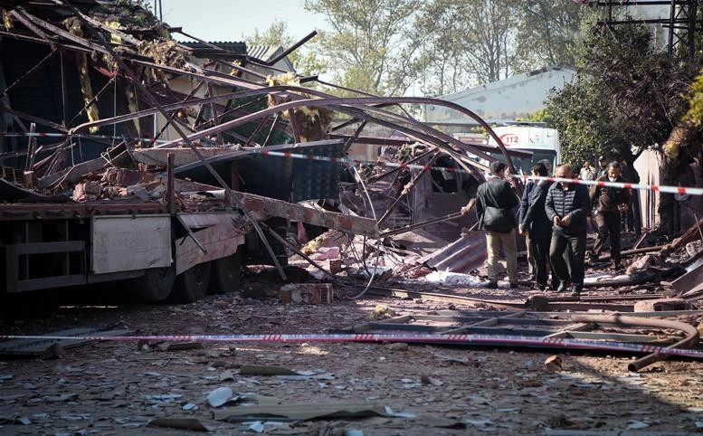 Fabrikaya bomba atılmış gibi; 5 ölü, 16 yaralı