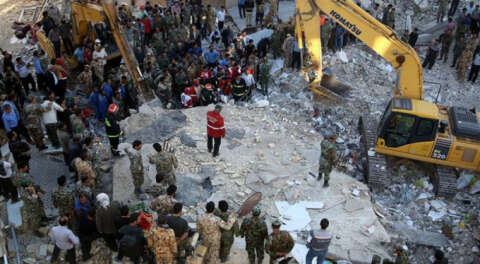 İran'da depremde ölenlerin sayısı 407 oldu