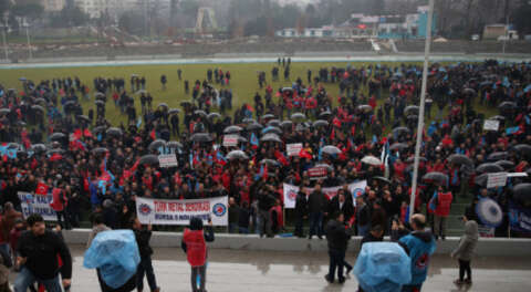 Bursa'da metal işçilerinden yağmurda protesto
