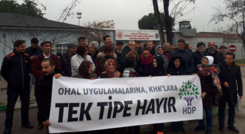 HDP'den cezaevi önünde 'tek tip' tepkisi