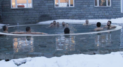 Uludağ'da kar altında havuz keyfi