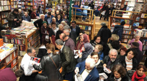 Ceyhun İrgil'in imza gününe yoğun ilgi