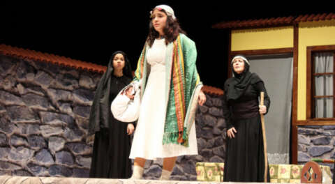 Annesinin 16 yıl önceki rolünü oynadı