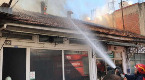 İznik'te yangın; 2 dükkanda hasar