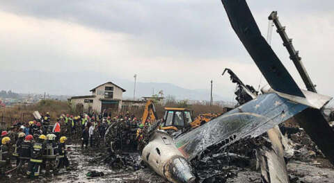 Bangladeş yolcu uçağı Nepal'de düştü: 49 ölü