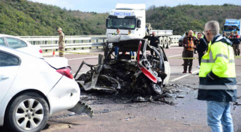 Feci kaza; Otomobilde yanarak öldüler