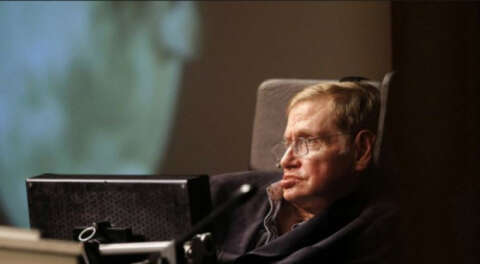 Stephen Hawking hayatını kaybetti