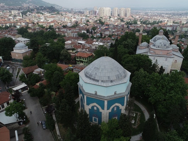 Adını seramiklerinin renginden alan külliye