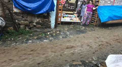 Bursa'da vatandaşlar yağmura hazırlıksız yakalandı