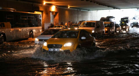 Şiddetli yağış İstanbul'da hayatı felç etti