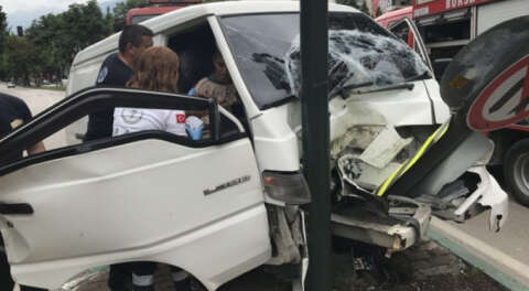 Bursa'da otomobil tabela direğine çarptı; 2 yaralı