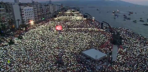 İzmir'de mahşeri kalabalık