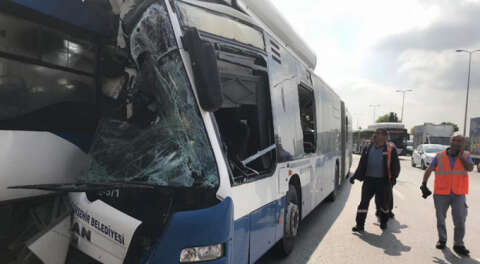 Belediye otobüsleri çarpıştı: 1 ölü, 14 yaralı