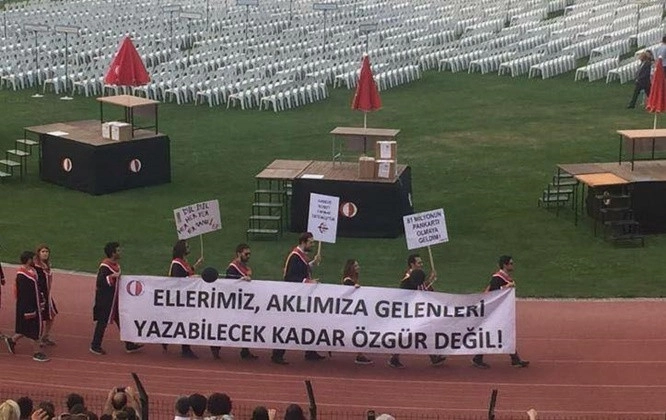 ODTÜ mezuniyetinde pankart geleneği