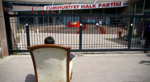 CHP önünde bu kez 'koltuk' eylemi