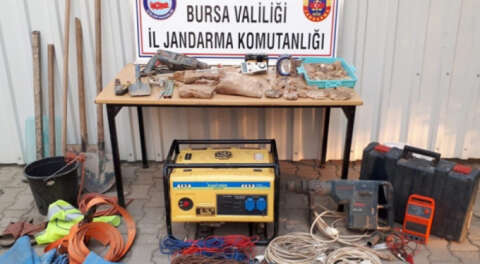 Gemlik'te kaçak kazıya suçüstü; 3 gözaltı