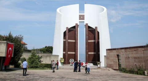 Celal Bayar Umurbey'de anıt mezarında anıldı