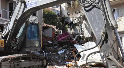 Bursa'daki patlamada hasar gören bina yıkılıyor