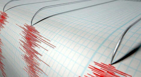 Endonezya'da 7,7 şiddetinde deprem
