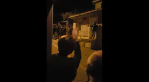 Gece yarısı Akşener'in evinin önünde gösteri