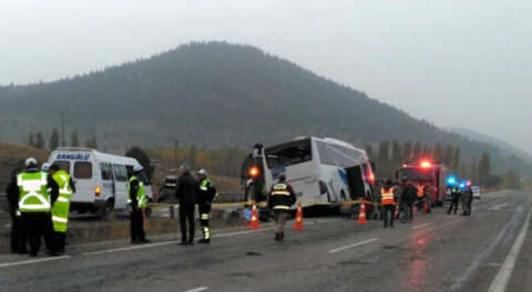 Yolcu otobüsü devrildi; 7 ölü, 24 yaralı