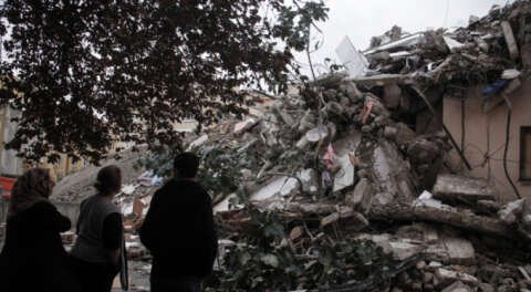 Bursa'da kolonları çatlayan bina yıkıldı