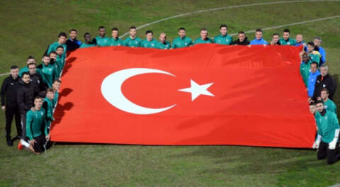 Bursaspor Cumhuriyet'i antrenmanda kutladı