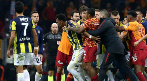 Galatasaray-Fenerbahçe derbisinde saha karıştı