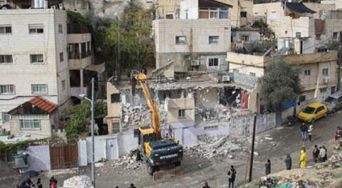 İsrail Filistinli'ye evini kendi elleriyle yıktırdı
