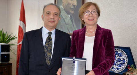 Türk akademisyene uluslararası diploma