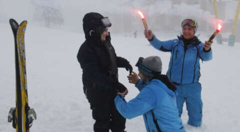 Uludağ'da kayak pistinde sürpriz evlilik teklifi