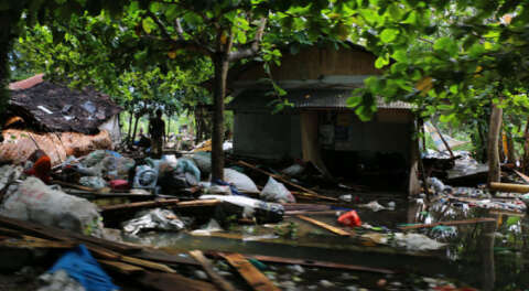 Endonezya'daki tsunamide ölü sayısı 400'e yaklaştı
