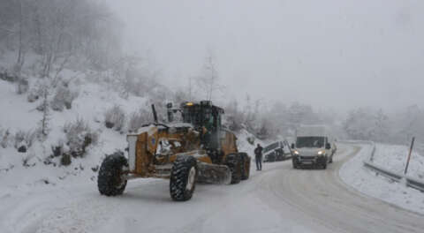 Kar yağışı Uludağ'a ulaşımı aksatıyor