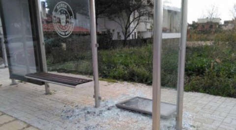 İznik'te bu kez otobüs duraklarına saldırdılar
