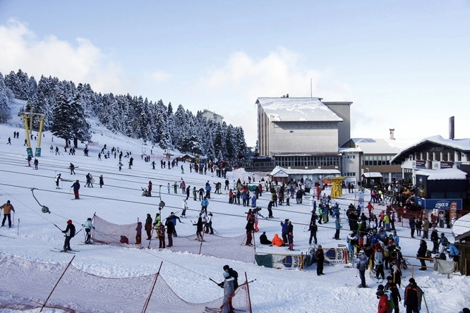 Uludağ'da kayakçılardan meşale gösterisi