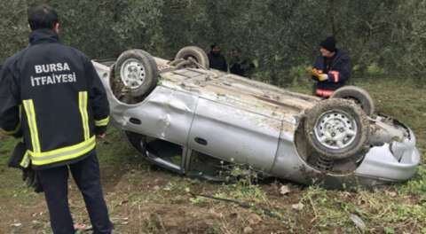 İznik'te otomobil zeytinliğe devrildi; 2 yaralı